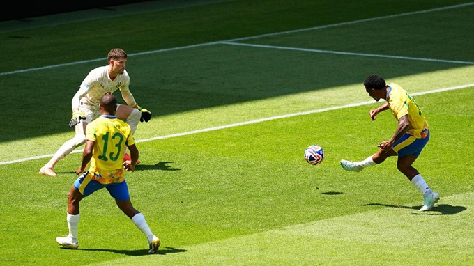 Cú dứt điểm thiện nghệ của Lucas Ribeiro sau pha đột phá táo bạo