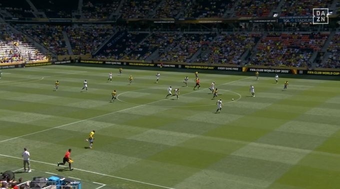 sau đó dẫn bóng táo bạo xuyên thủng hàng thủ Dortmund