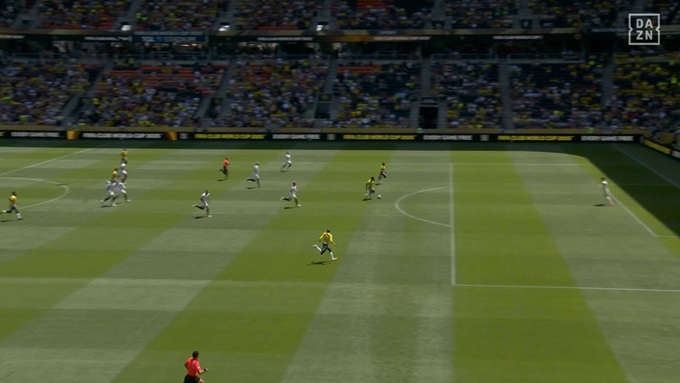 và một mình đối mặt thủ thành Kobel của Dortmund