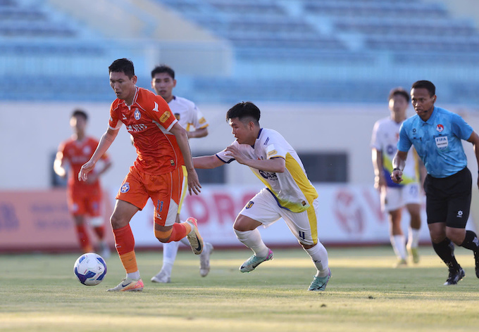 Đà Nẵng (áo đỏ) đã không thể giành vé trụ hạng trực tiếp, nên phải đi play-off. Ảnh: Phi Hải