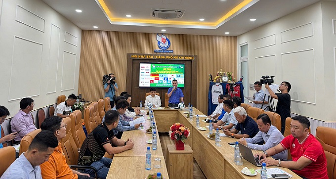 Lãnh đạo Hội nhà báo TP.HCM phát biểu trong lễ bốc thăm 