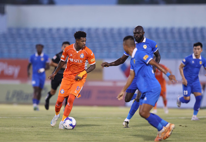 SHB.ĐN (áo cam) phải đá play-off không có ngoại binh