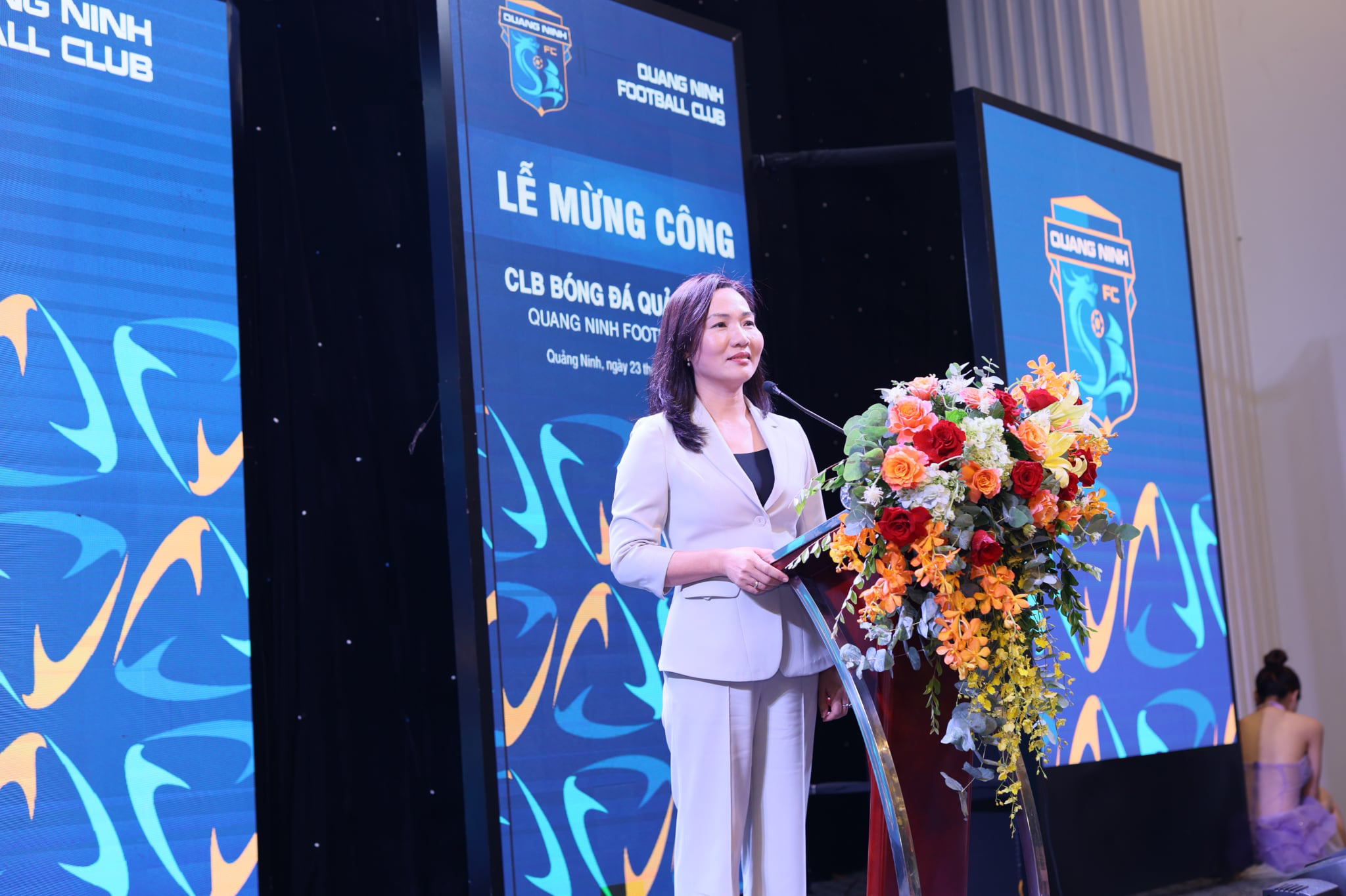 Bà Nguyễn Thị Hạnh - Phó Chủ tịch Ủy ban nhân dân tỉnh Quảng Ninh, chúc mừng thành công của đội bóng