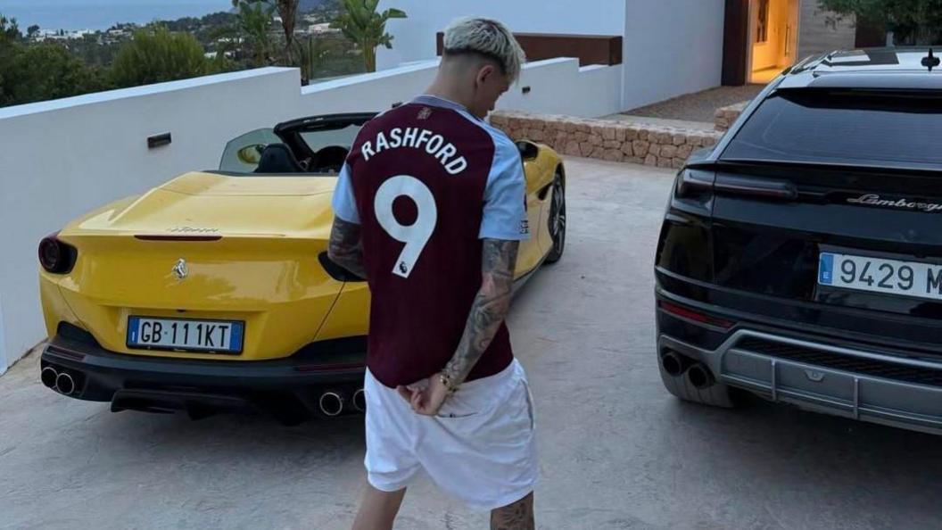 Garnacho đăng ảnh mặc một chiếc áo đấu của Aston Villa có in số 9 và tên Rashford, như thể Rashford là "anh em chí cốt của mình"