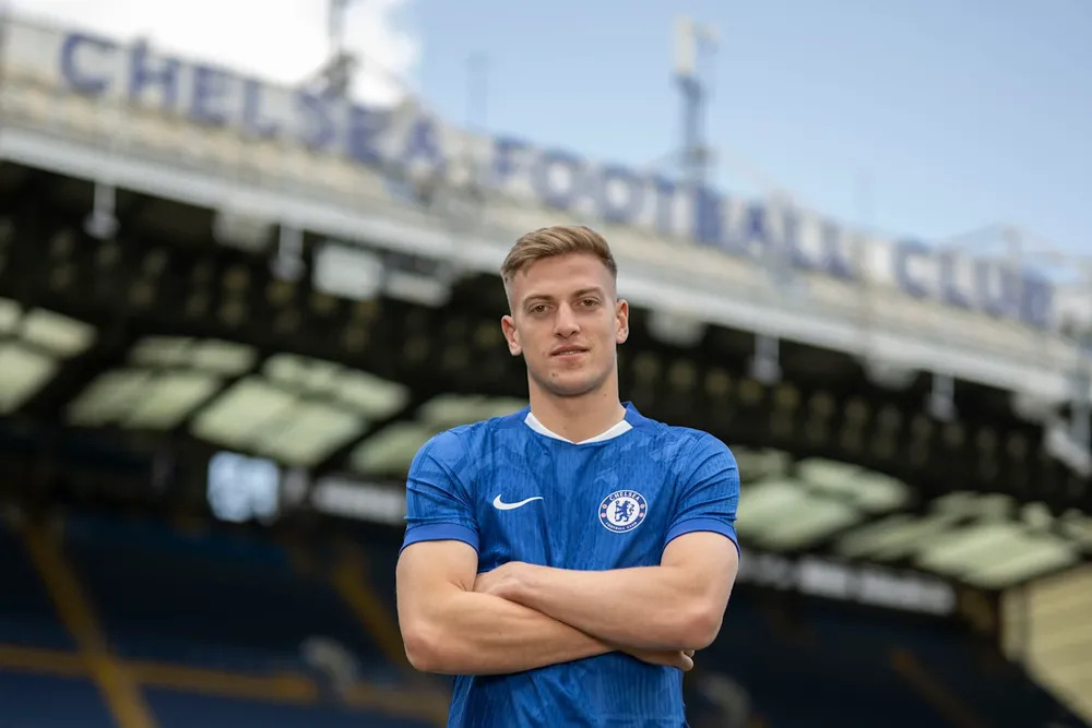 Số 9 mới của Chelsea chạy như một con bò tót và thích những cuộc thi đấu thể lực