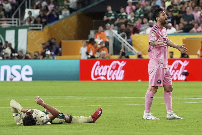 Lionel Messi và đồng đội hòa 2-2 với Palmeiras để giành vé vào vòng 1/8 FIFA Club World Cup gặp PSG