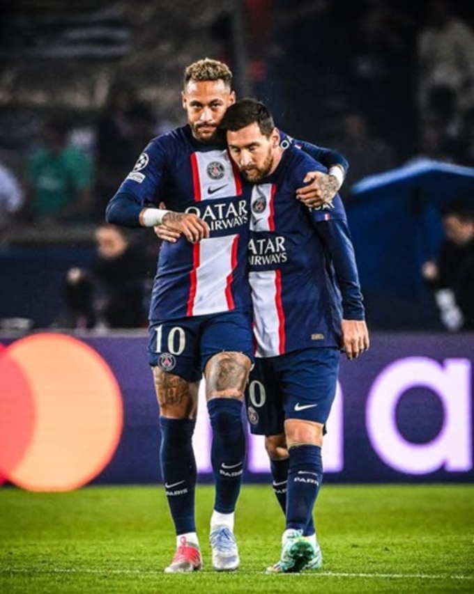 Hình ảnh Neymar vỗ về an ủi Messi khi còn ở PSG
