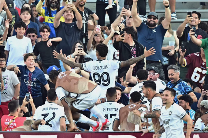 Các cầu thủ Botafogo ăn mừng bàn vào lưới PSG