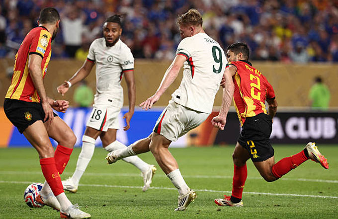 Delap ghi bàn nâng tỷ số lên 2-0
