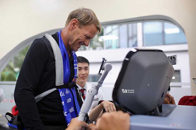 Danh thủ Teddy Sheringham trải nghiệm Hệ thống tập phục hồi không trọng lực R-force. Ảnh: Bệnh viện Đa khoa Tâm Anh
