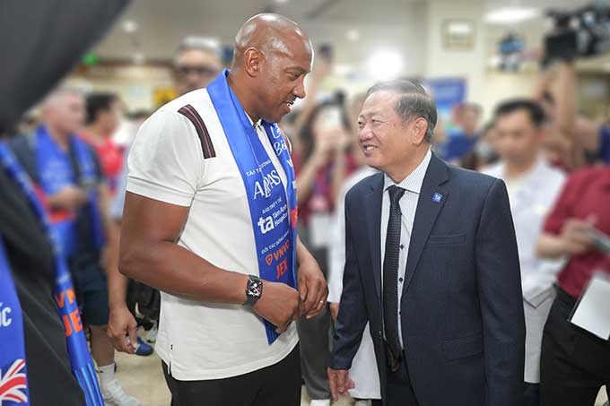 Huyền thoại Dion Dublin trò chuyện cùng PGS.TS.BS Trần Quang Bính, Giám đốc chuyên môn Bệnh viện Đa khoa Tâm Anh TP.HCM, khi đến trải nghiệm y học thể thao hiện đại tại đây. Ảnh: Bệnh viện Đa khoa Tâm Anh