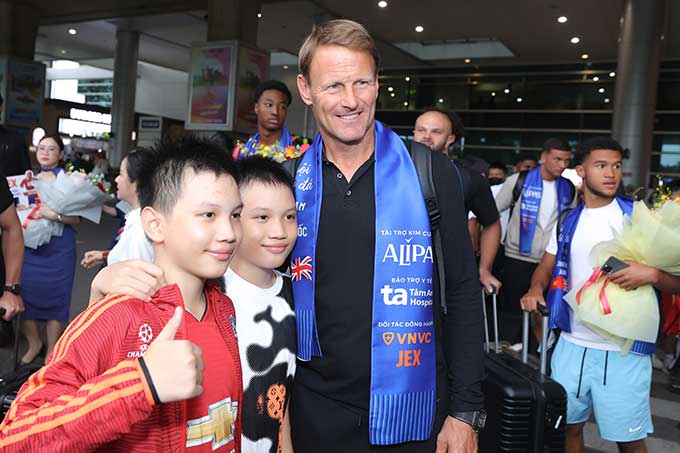 Huyền thoại Teddy Sheringham chụp ảnh cùng người hâm mộ nhí Việt Nam. Ảnh: Bệnh viện Đa khoa Tâm Anh