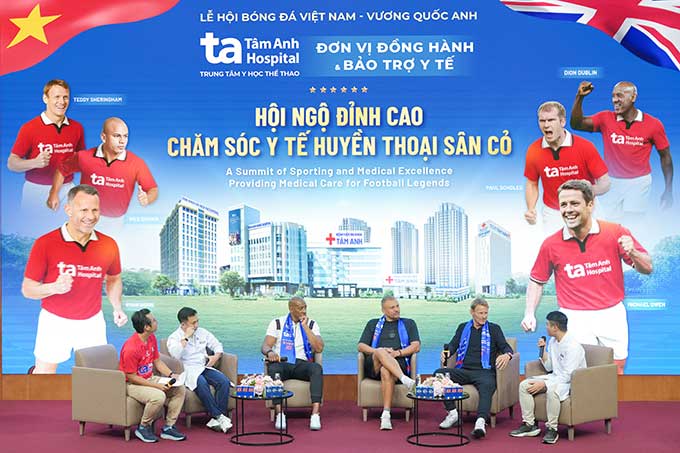 Các huyền thoại Manchester Reds giao lưu, nghe giới thiệu về hệ thống y tế và y học thể thao hiện đại tại Bệnh viện Đa khoa Tâm Anh TP.HCM. Ảnh: Bệnh viện Đa khoa Tâm Anh