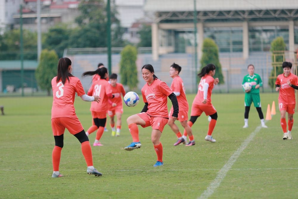 Nam Mi chia tay ĐT nữ Việt Nam - Ảnh: VFF 