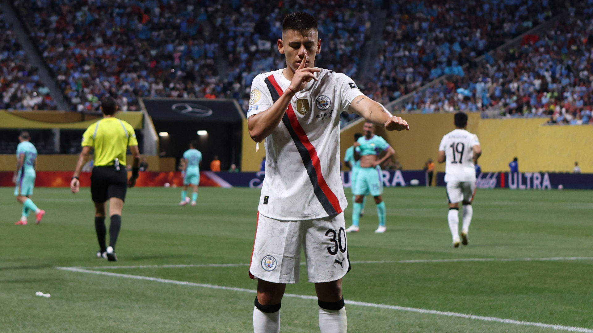Claudio Echeverri nhất niệm thành Messi