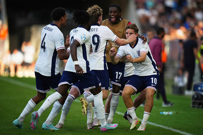 Các đồng đội ăn mừng cùng Harvey Elliott