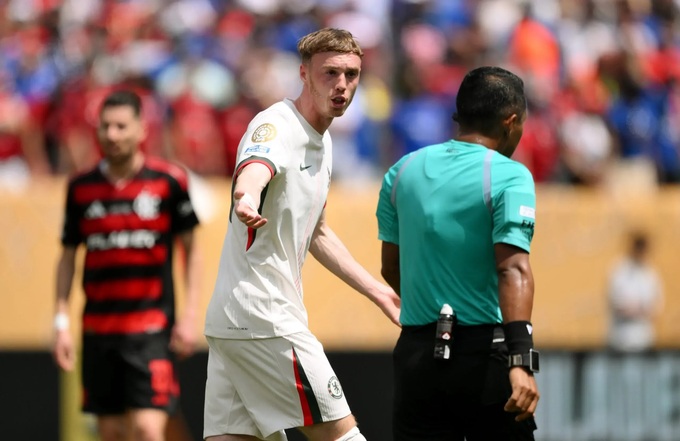 Cole Palmer (áo trắng) đá không ổn trong vai trò "số 9 ảo"