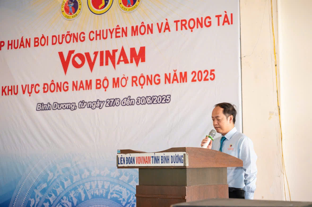 Ông Phạm Quốc Liêm - Ủy viên Ban chấp hành Liên đoàn Vovinam Việt Nam, Chủ tịch Liên đoàn Vovinam tỉnh Bình Dương, Trưởng Ban tổ chức lớp tập huấn phát biểu khai giảng
