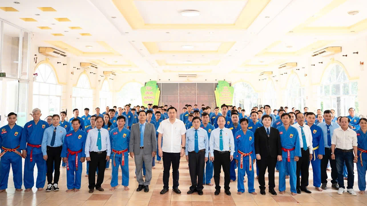 Đông đảo đại biểu, lãnh đạo các đơn vị chụp hình lưu niệm cùng với các học viên tại Lễ khai giảng lớp tập huấn