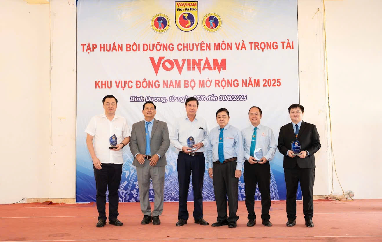 Lãnh đạo Liên đoàn Vovinam Việt Nam tặng lưu niệm tri ân đến lãnh đạo ngành Văn hóa, Thể thao và Du lịch tỉnh Bình Dương và Liên đoàn Vovinam tỉnh