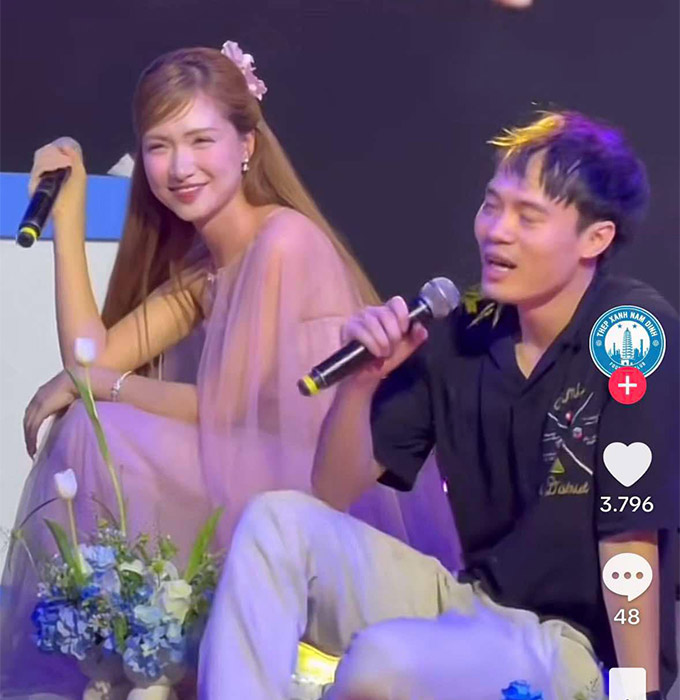 Cặp đôi bạn thân tươi hết cỡ trong màn song ca ở lễ mừng công của CLB Nam Định 