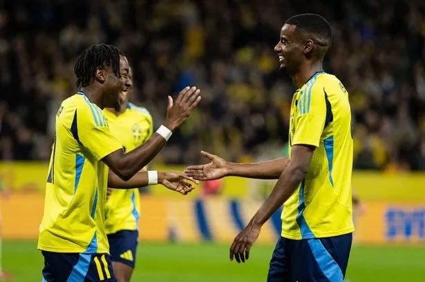 Newcastle muốn Elanga về chơi cùng đồng hương Thụy Điển là Isak