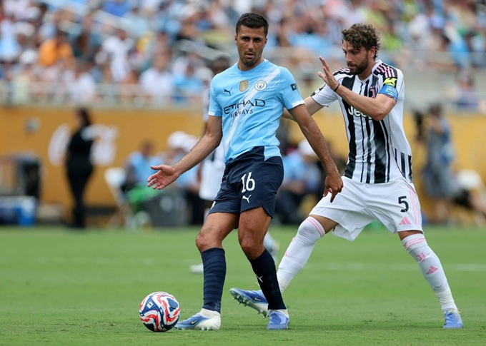Rodri tranh bóng với Manuel Locatelli của Juventus