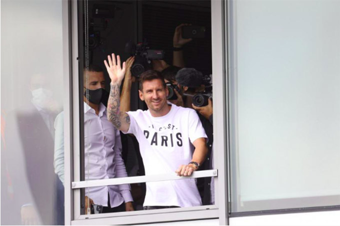 Messi xuất hiện như một vị vua ở kinh đô ánh sáng Paris