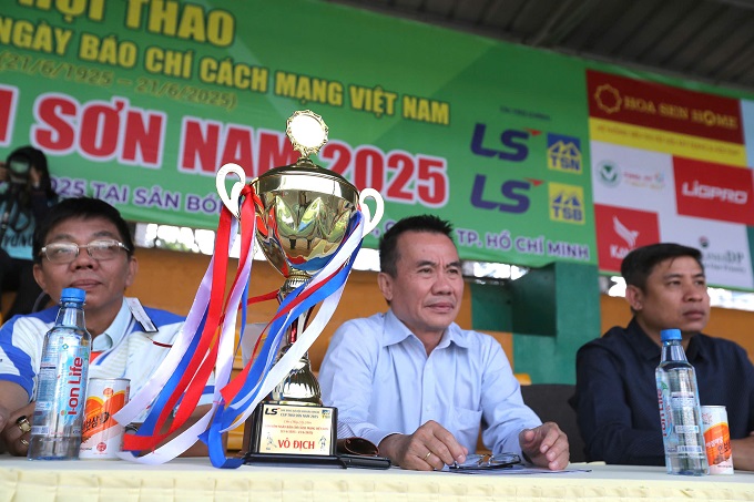 Đội vô địch sẽ giành cúp và hiện kim.