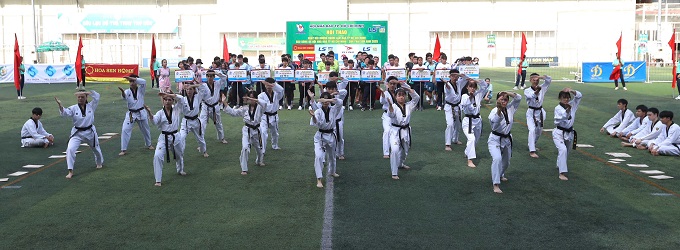 Lễ khai mạc diễn ra sôi động với những màn biểu diễn võ thuật đẹp mắt.
