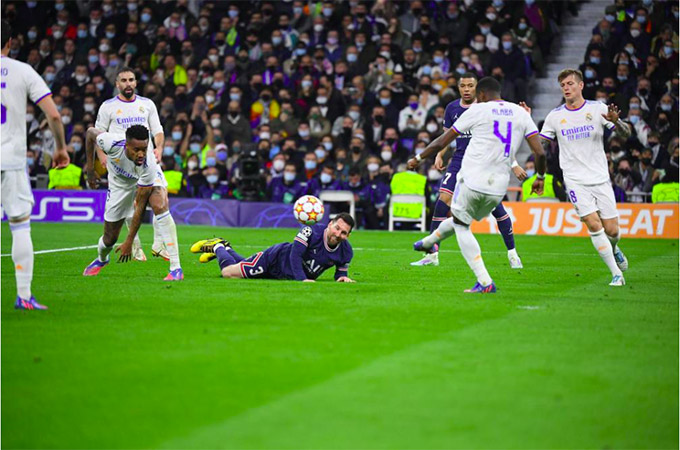 Nhưng hai thất bại ở Champions League đã khiến Messi không chinh phục được công chúng Parc des Princes