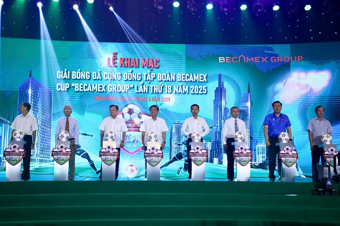 Lễ khai mạc diễn ra khá long trọng và sôi nổi 