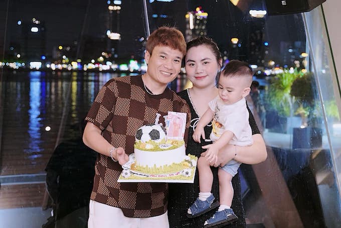 Vợ chồng Phi Sơn cùng con trai nhân dịp sinh nhật lần thứ 32 của anh. Ảnh: FBNV