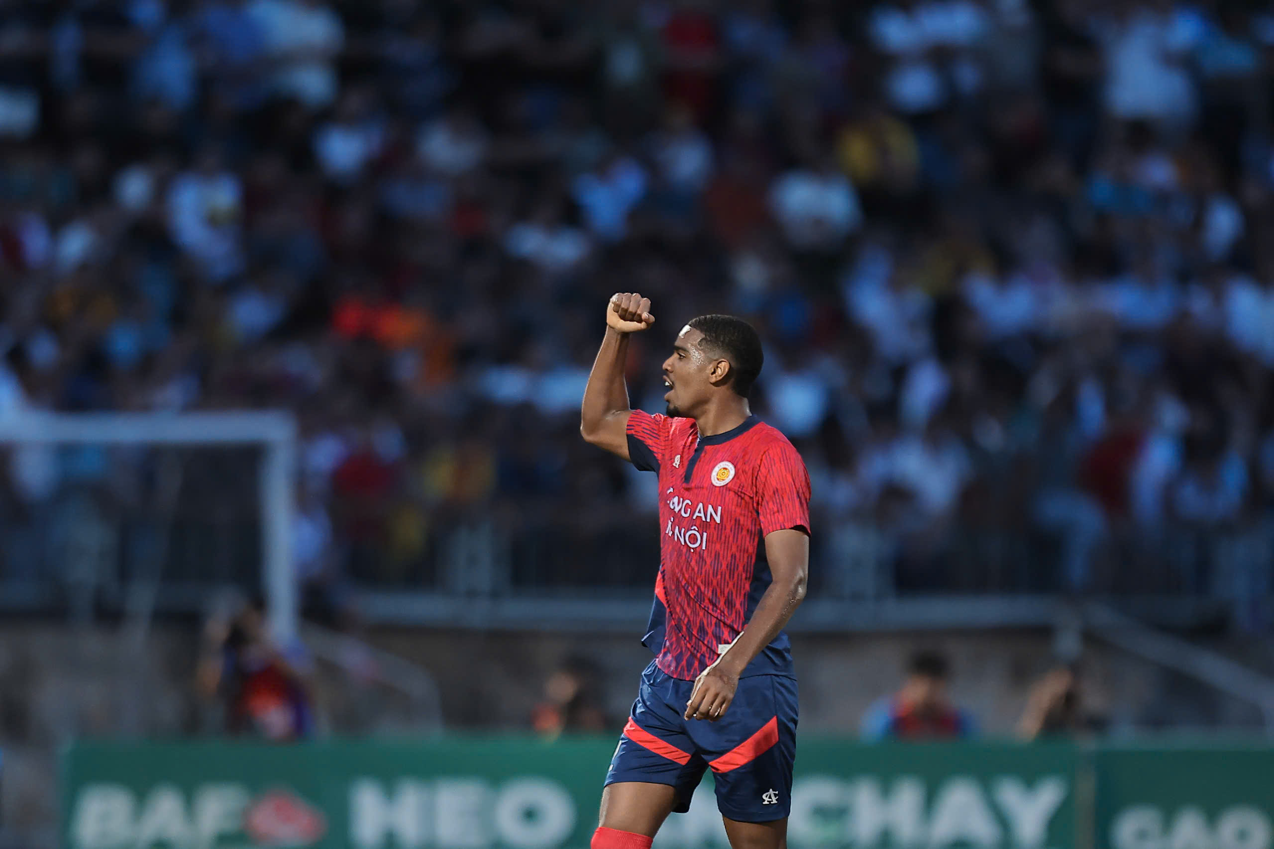 Alan nâng tỉ số lên 4-0. Ảnh: Đức Cường