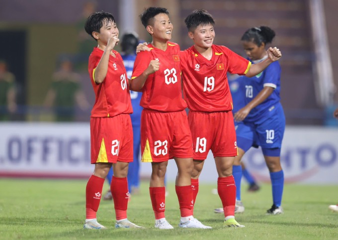 ĐT nữ Việt Nam thắng đậm trong hiệp 1 - Ảnh: Minh Tuấn 