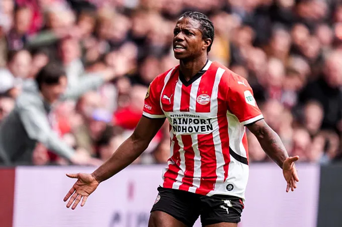 PSV không mua đứt Malacia