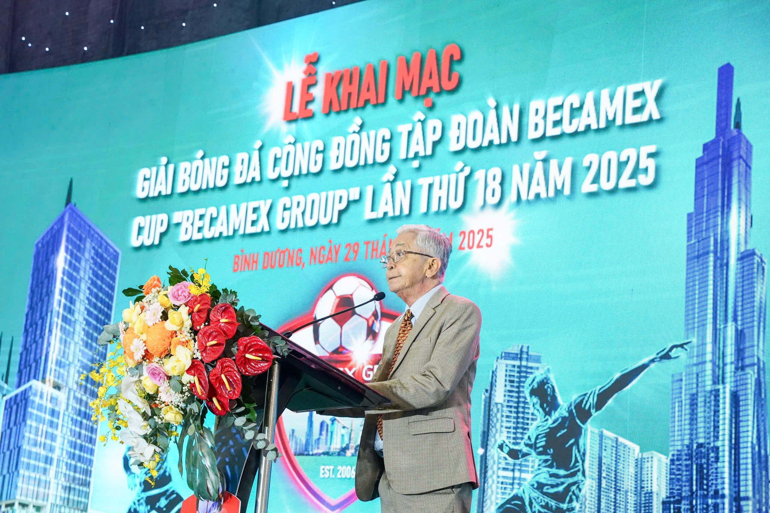 Ông Vũ Đức Thành - Chủ tịch Liên đoàn Bóng đá tỉnh Bình Dương, Trưởng BTC giải phát biểu khai mạc giải