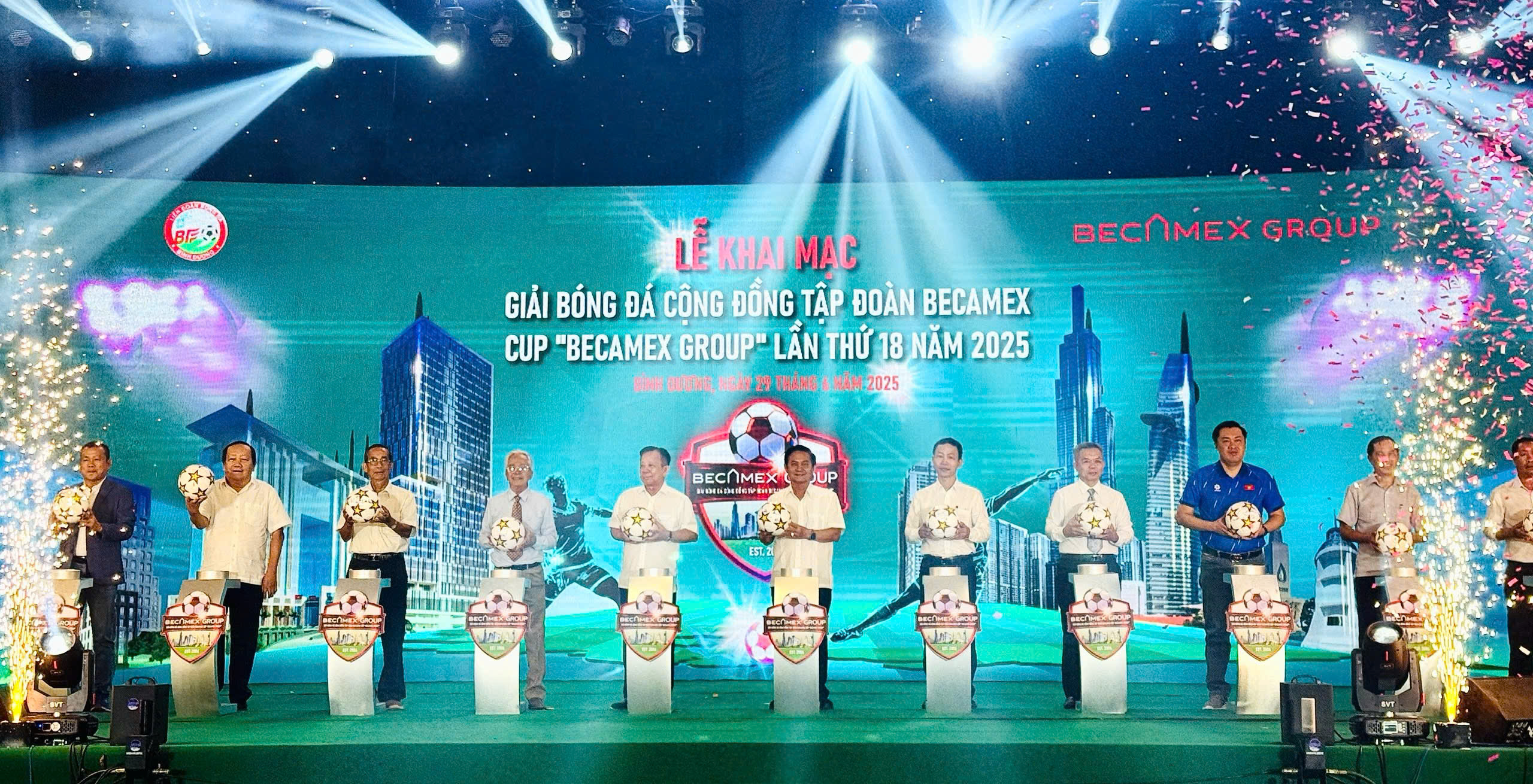 Đại biểu lãnh đạo tỉnh, lãnh đạo các đơn vị cùng BTC giải thực hiện nghi thức khai mạc giải