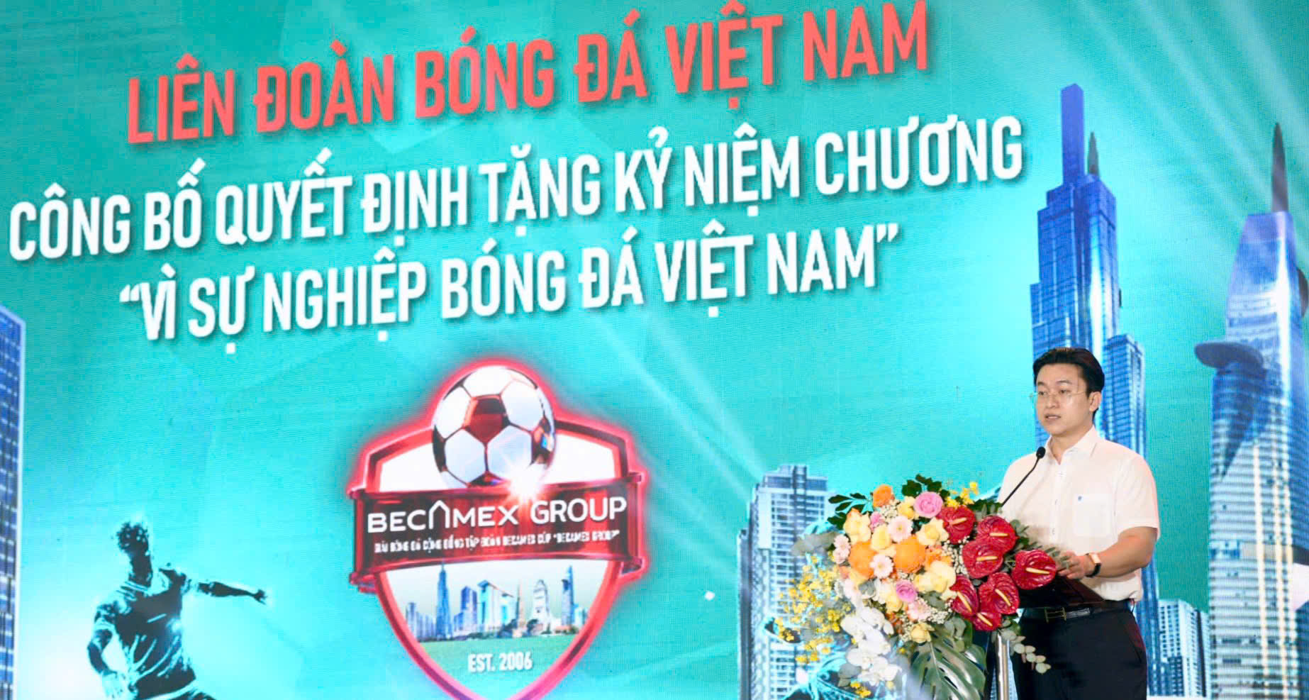 Công bố quyết định tặng Kỷ niệm chương “Vì sự nghiệp Bóng đá Việt Nam” của Liên đoàn Bóng đá Việt Nam cho các cá nhân có đóng góp xuất sắc cho sự nghiệp xây dựng và phát triển bóng đá tại Lễ khai mạc giải