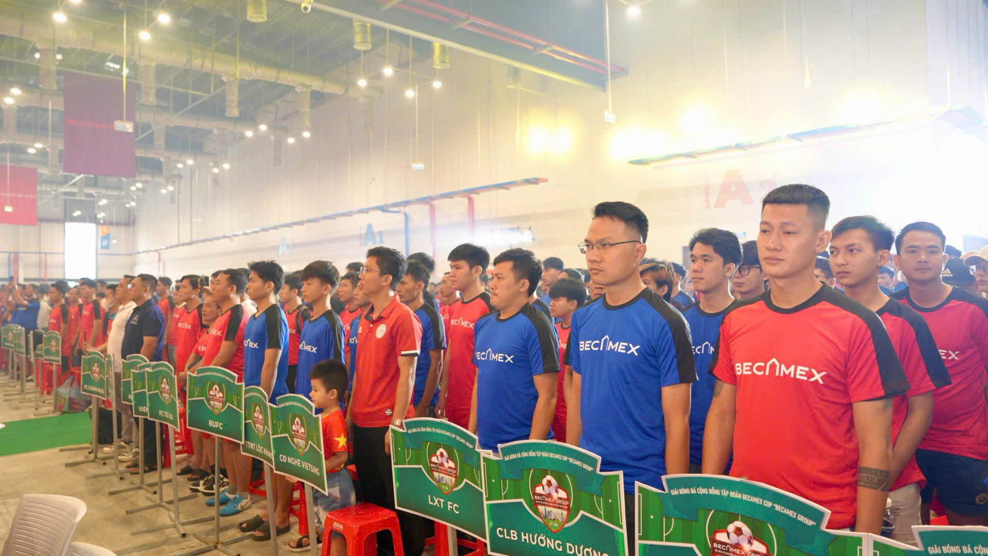 196 đội bóng đá đến từ các đơn vị trong và ngoài tỉnh tham gia giải