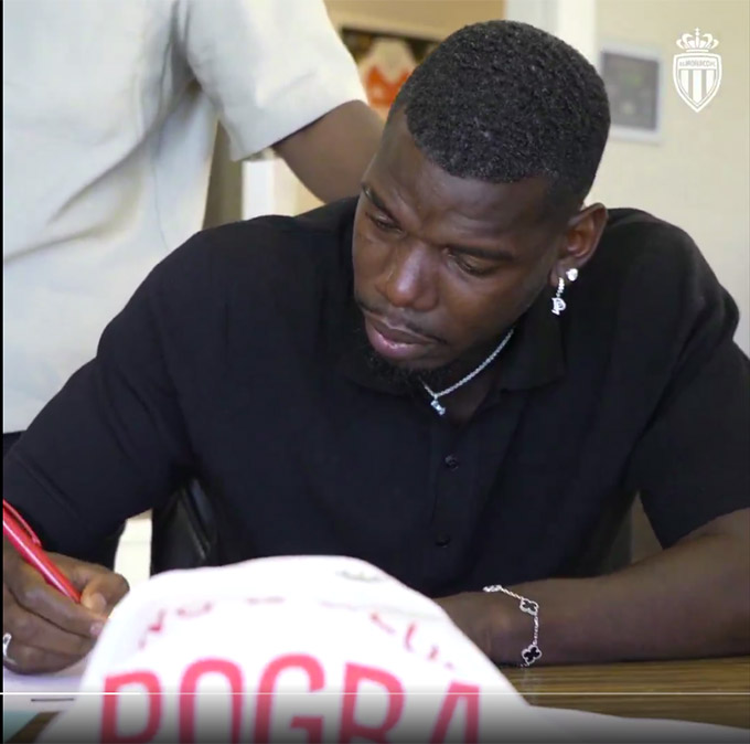 Pogba khóc nức nở trong buổi ký hợp đồng