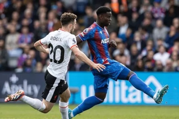Guehi (phải) là sự bổ sung cần thiết cho hàng thủ của Liverpool