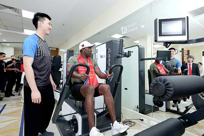  Danh thủ Dwight Yorke được kiểm tra sức mạnh cơ bắp với hệ thống thiết bị tập luyện và đánh giá sức mạnh cơ bắp Compass 600. Ảnh: BVĐK Tâm Anh