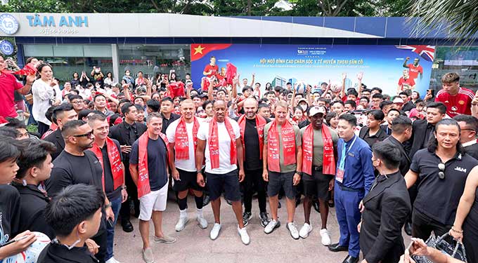  Dàn danh thủ huyền thoại Man Đỏ được chào đón nồng hậu tại BVĐK Tâm Anh Hà Nội chiều 29/6. Ảnh: BVĐK Tâm Anh