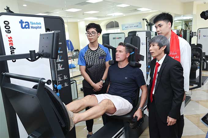 Huyền thoại Michael Owen trải nghiệm hệ thống thiết bị tập luyện và đánh giá sức mạnh cơ bắp Compass 600. Ảnh: BVĐK Tâm Anh