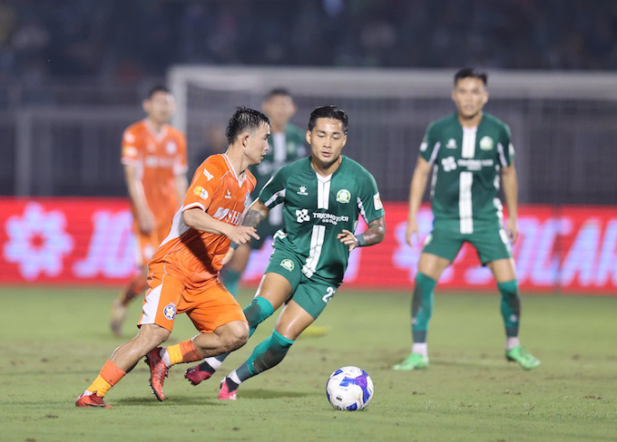 Hồ Tấn Tài (áo xanh), một gương mặt đã 30 tuổi đang khoác áo Bình Phước. Ảnh: Quốc An