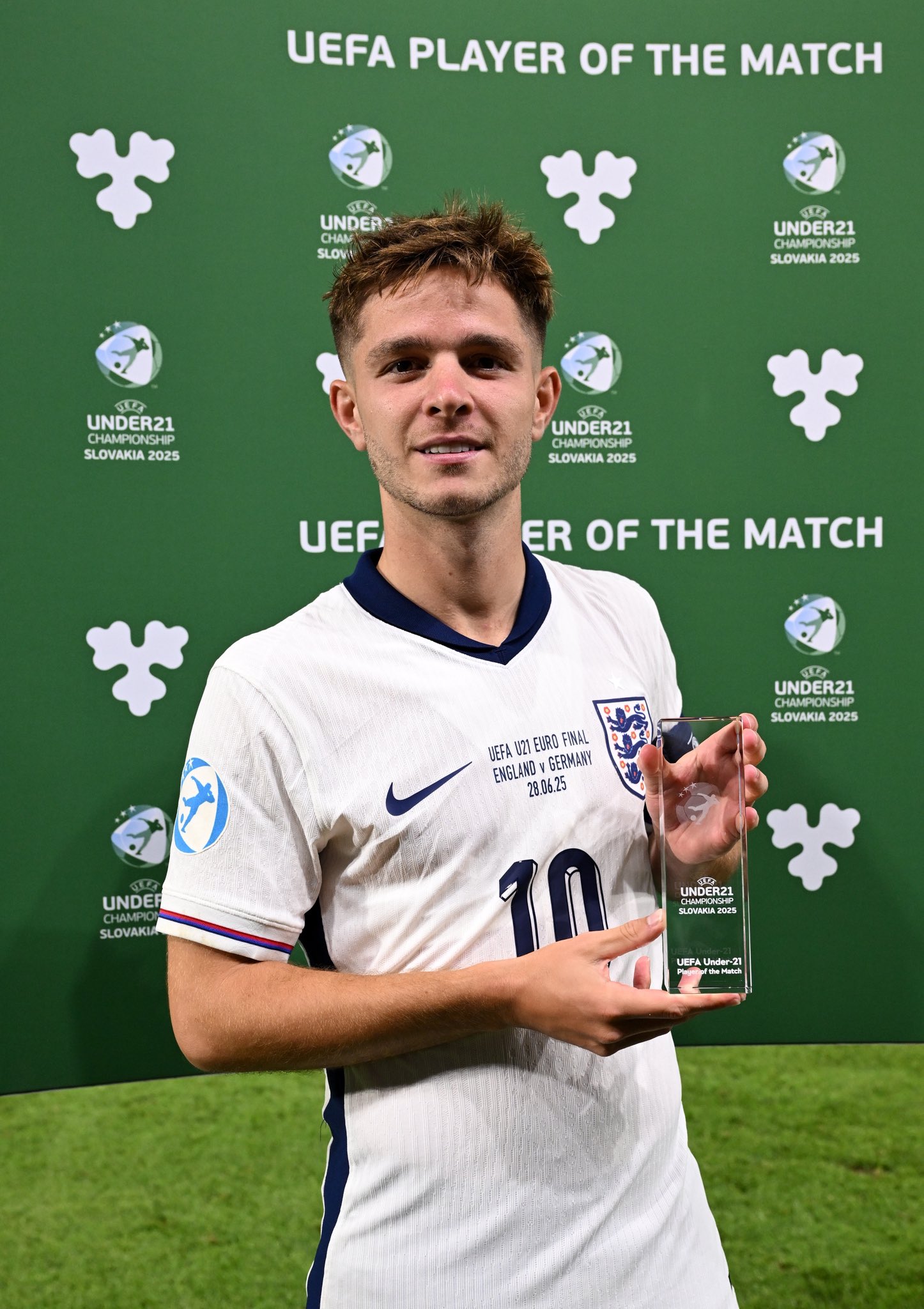 James McAtee nên rời Man City