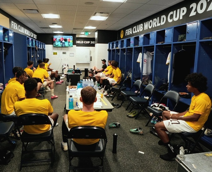 Cầu thủ Dortmund chạy trốn khỏi băng ghế dự bị để chui vào phòng thay đồ xem đồng đội thi đấu qua Tivi