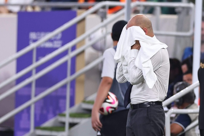 HLV Pep Guardiola của Man City liên tục lấy khăn ướt lau mặt