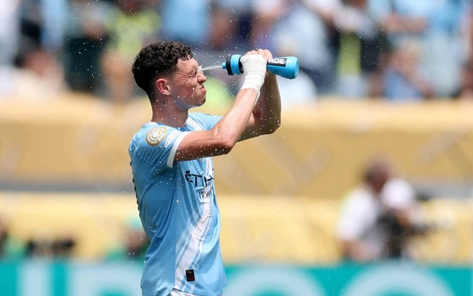 Tiền vệ Phil Foden của Man City vã nước vào mặt cho đỡ nóng